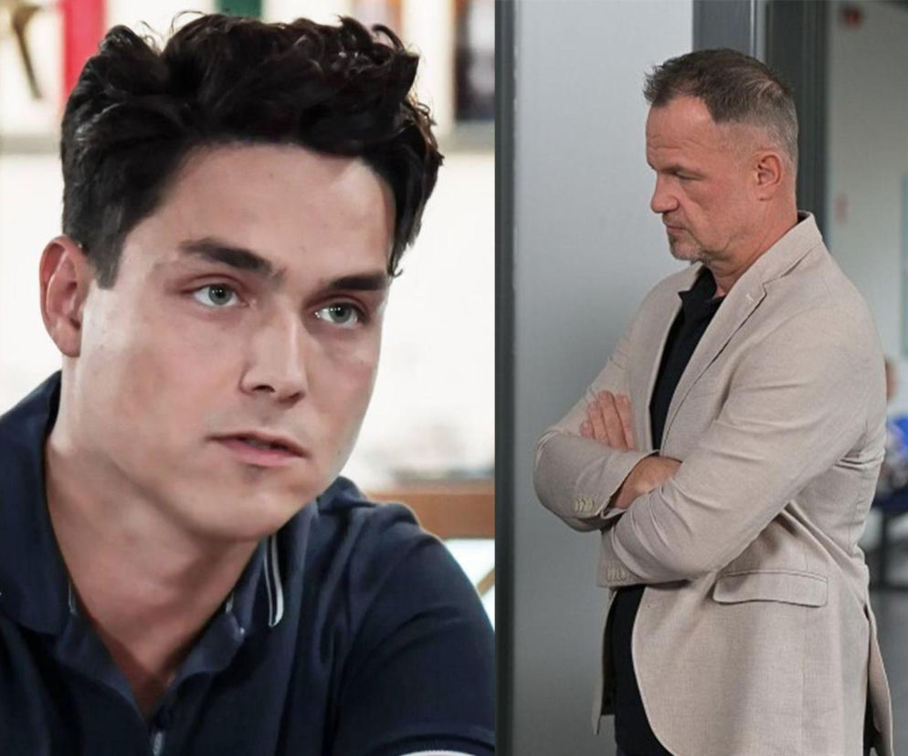 Młody mężczyzna, Alan (Alan Andersz) z serialu Pierwsza miłość, ma ciemne włosy i zielone oczy, ubrany jest w granatową koszulkę polo. Obok starszy mężczyzna, Dawid Zawadzki jako Bolesław, w beżowej marynarce i czarnej koszulce, ze skrzyżowanymi rękami, patrzący w dół. Zdjęcie przedstawia bohaterów w dramatycznych okolicznościach, o których więcej na Super Seriale.