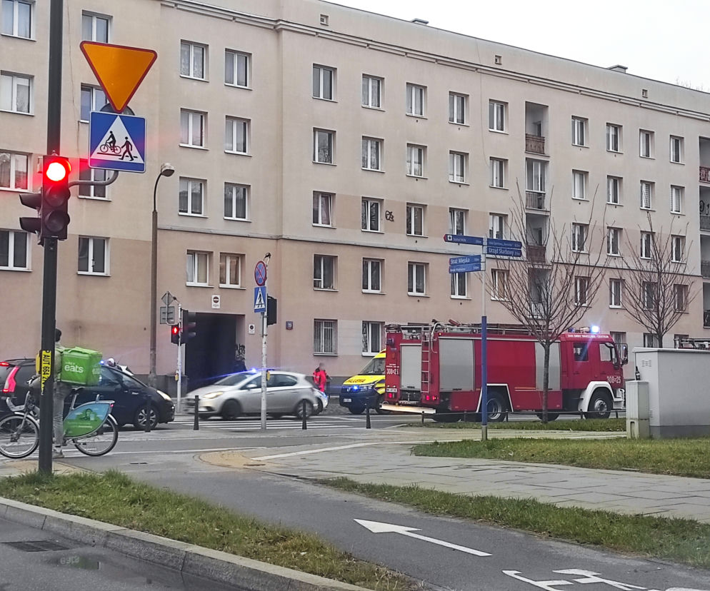 Mężczyzna umarł na klatce schodowej na Grochowie