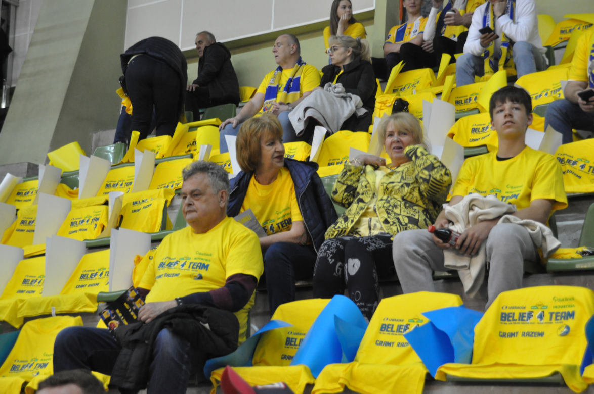 Barlinek Industria Kielce - Telekom Veszprem. Kibice zrobili "żółto-niebieski kocioł" w Hali Legionów