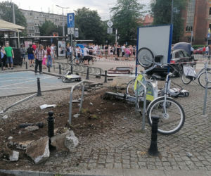 Wrocław: Groza pod Halą Targową! Auto staranowało rowery! Kierowca był pod wpływem? 