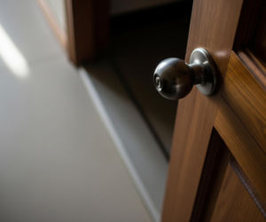 Nowa fala oszustw na Poradnik Bezpieczeństwa. Jak naciągacze chcą wejść do Twojego domu?