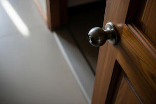 Nowa fala oszustw na Poradnik Bezpieczeństwa. Jak naciągacze chcą wejść do Twojego domu?