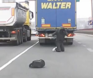 Uciekinier wypadł z tira