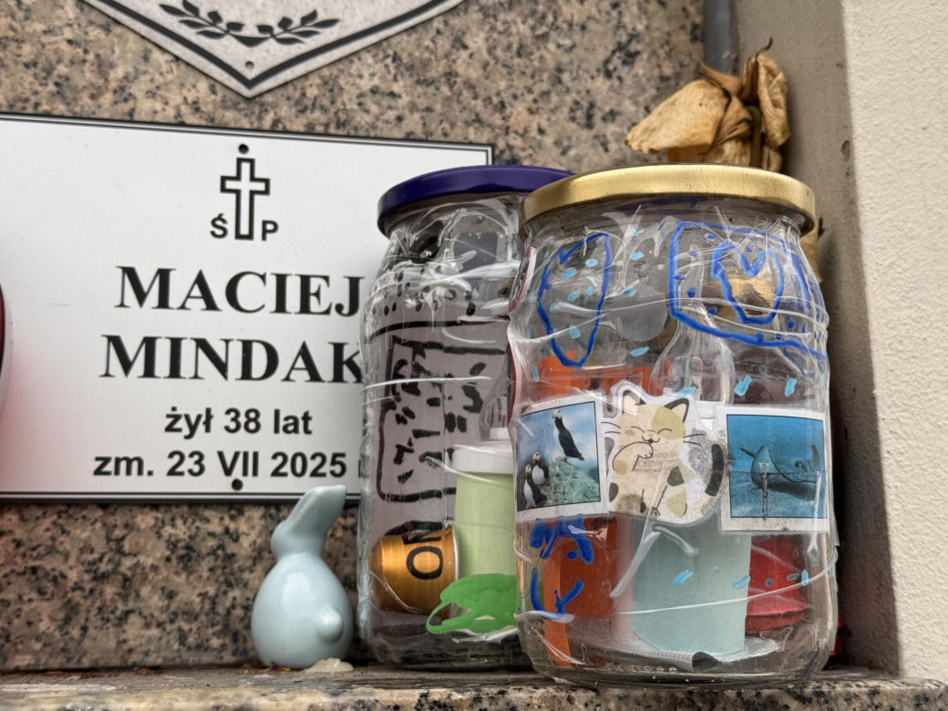 Gwiazdor TVN zginął w tragicznym wypadku. Tak dziś wygląda grób Macieja Mindaka