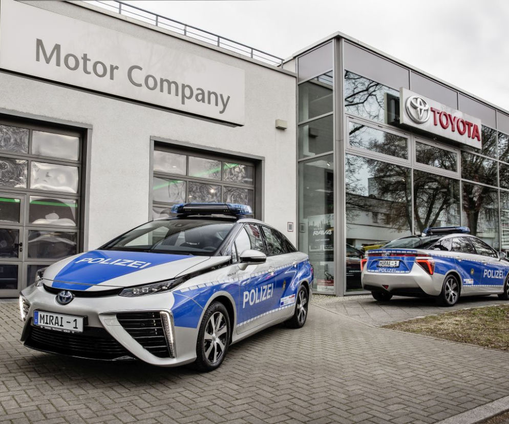 Toyota Mirai policyjnym radiowozem 