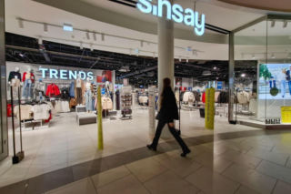 Viralowa sukienka na święta wróciła do Sinsay! Teraz jest w aż 3 kolorach