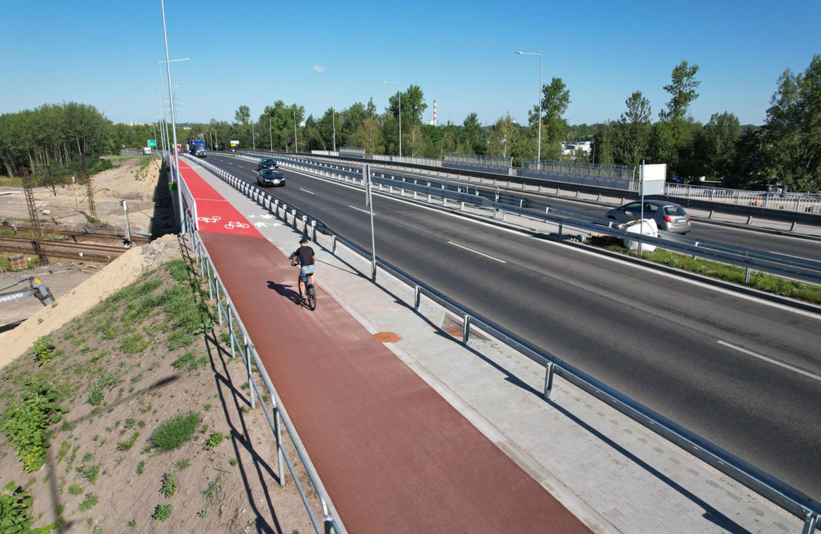 Nowa konstrukcja, jezdnie, chodniki oraz ścieżka rowerowa – tak wygląda wiadukt drogowy w ciągu ul. Bagiennej w Katowicach po przebudowie.