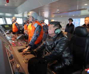 Korea Płn./ Przywódca Kim Dzong Un z 13-letnią córką testowali nowe pistolety