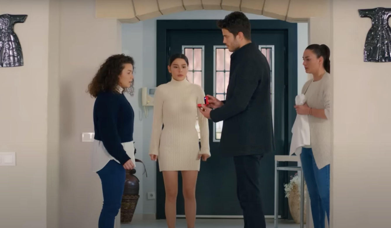 Ege oświadczy się Melis i pomoże Bulentowi, który wda się w bójkę.
