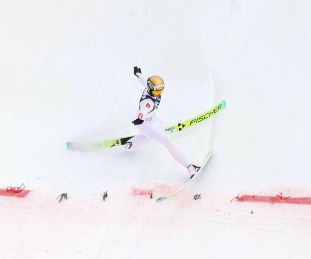 Koszmarny upadek Kacpra Tomasiaka na mamuciej skoczni. Znamy pierwsze doniesienia o stanie zdrowia Polaka