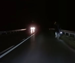 Wyminął nieoświetlonego rowerzystę. Puściły mu nerwy. Zobacz, co zrobił kierowca