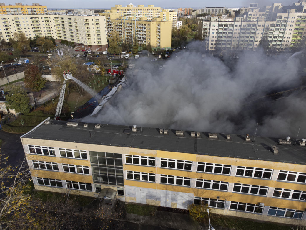 Paliła się hala produkcyjna, kłęby czarnego dymu nad miastem