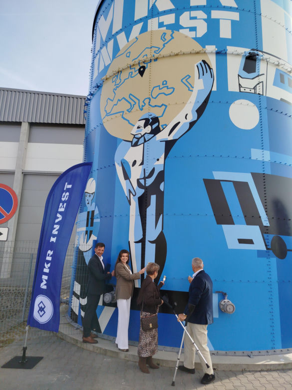 Powiat siedlecki: Nowy mural z wizerunkiem Atlasa „Jacka” powstał na zbiorniku przeciwpożarowym w Borkach Wyrkach przy trasie A2. Farba ma właściwości ekologiczne i oczyszcza powietrze