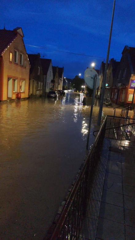 Zalane ulice, woda w budynkach. Dramatyczna sytuacja w Suchaczu i Tolkmicku