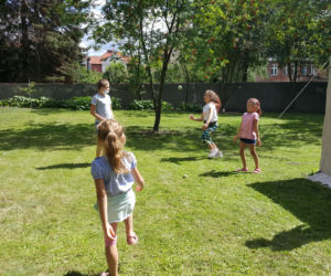 Podwórkowe gry w letniej czytelni w Grudziądzu