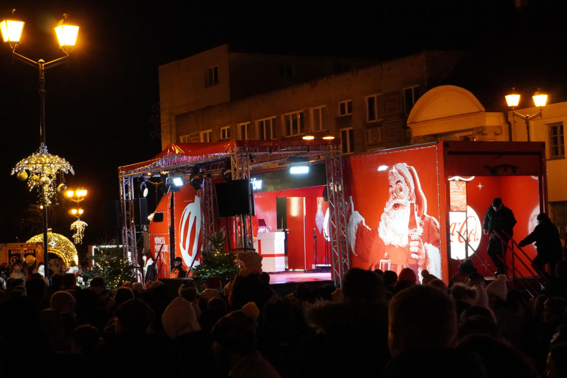 Ciężarówka Coca-cola w Białymstoku! Świąteczna atrakcja przyciągnęła tłumy mieszkańców na Rynek Kościuszki