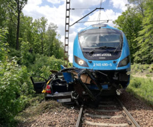 Koszmarny wypadek w Mikołowie! Kobieta w BMW wjechała pod pociąg