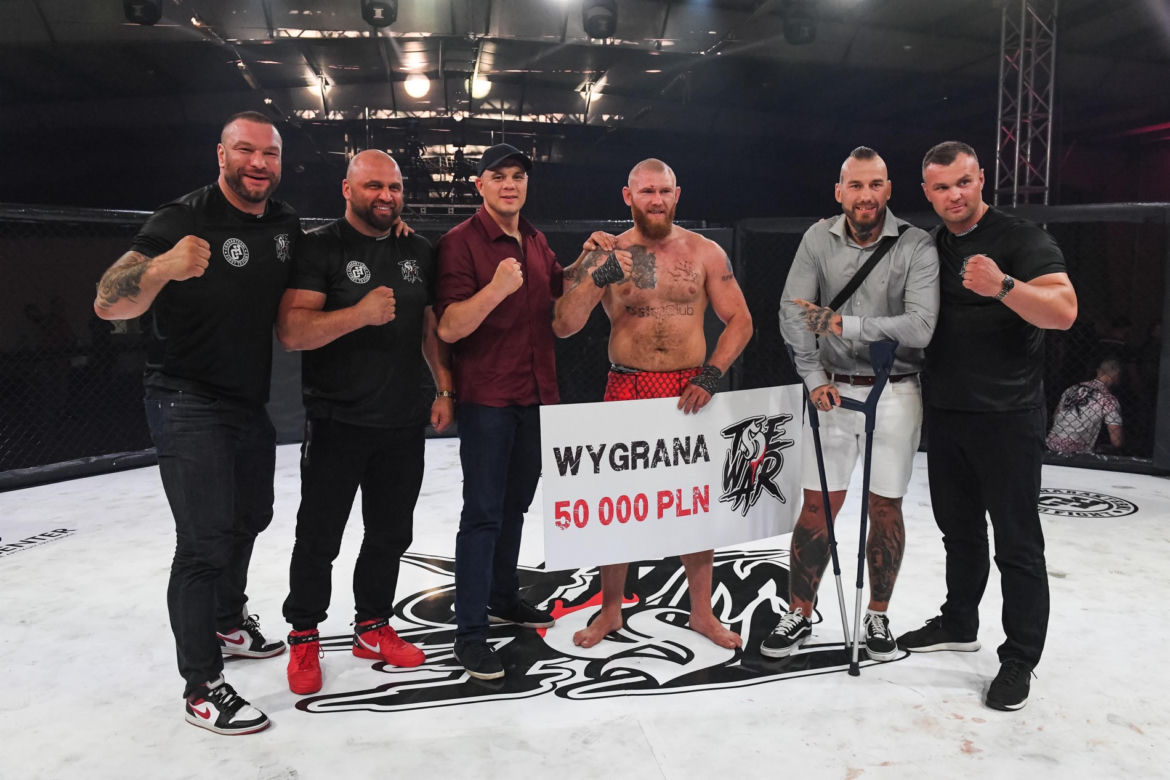 Krew lała się na pierwszej toruńskiej gali walk na gołe pięści 