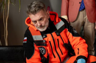 Na sygnale, odcinek 906. Śmieszek znów atakuje i grozi, że rozpęta piekło