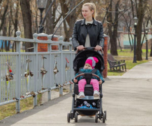 Za oknem 10 stopni. Sprawdź, czy nie ubierasz niemowlęcia za ciepło