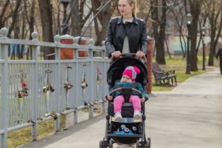 Za oknem 10 stopni. Sprawdź, czy nie ubierasz niemowlęcia za ciepło