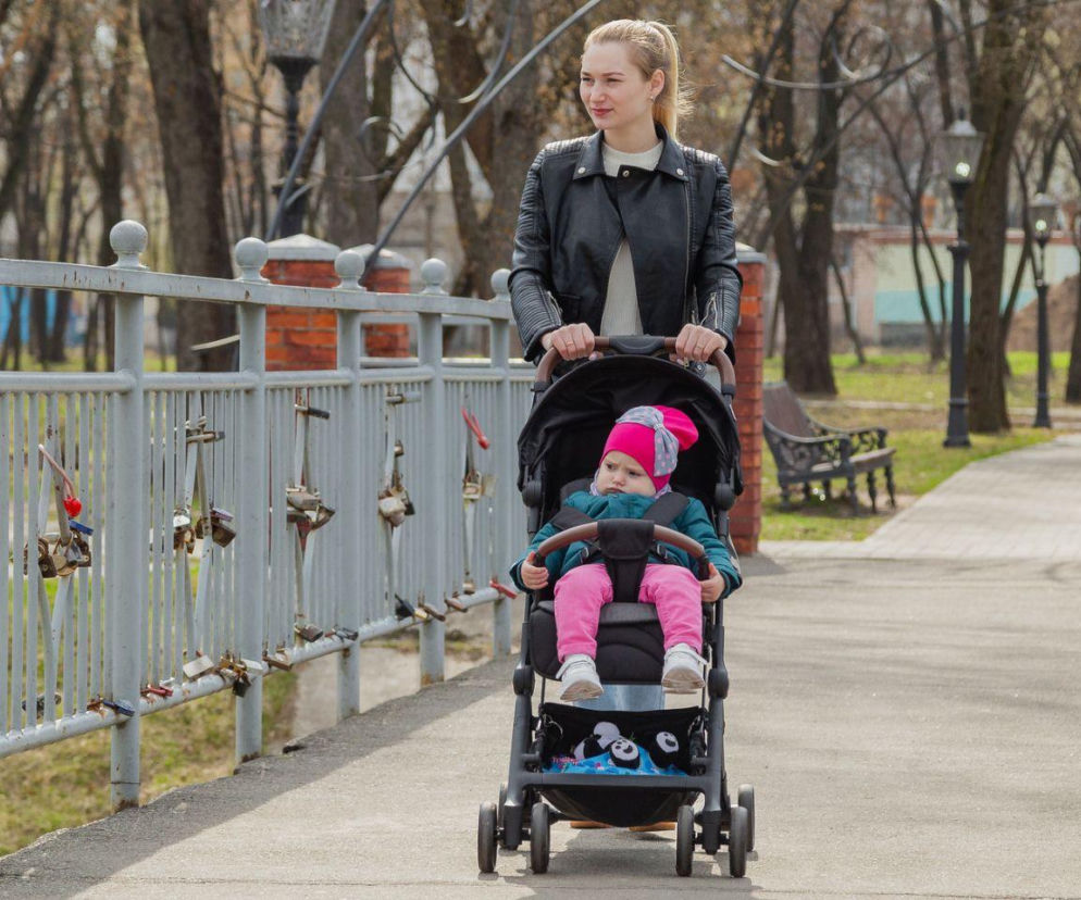 Jak ubierać niemowlę przy 10 stopniach? Nie przegrzej dziecka