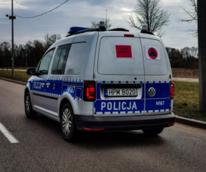 #ZostańWDomu. Policjanci sprawdzają, czy mieszkańcy przestrzegają kwarantanny