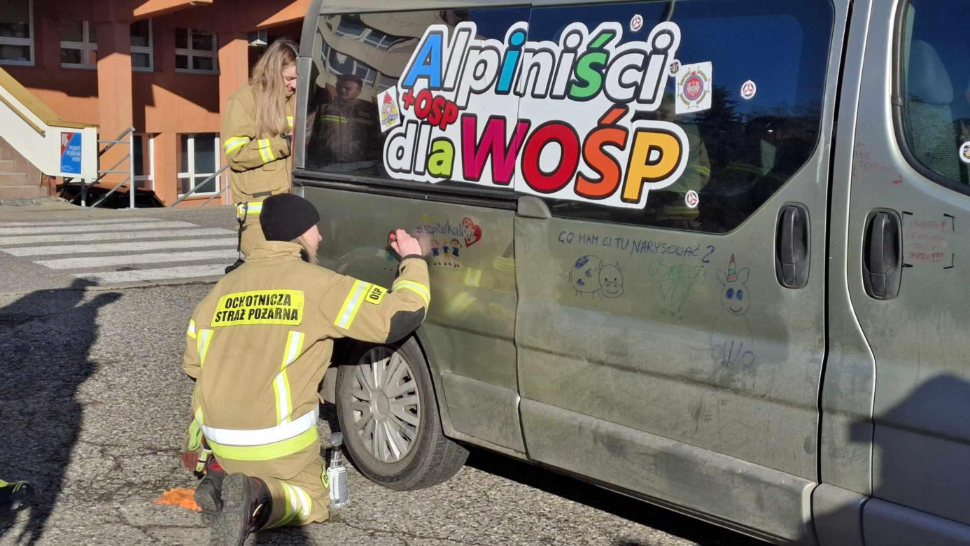 Kalisz. Superbohaterowie odwiedzili małych pacjentów „okrąglaka”. Alpiniści grają dla WOŚP