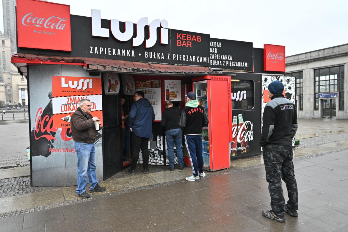 Kultowa budka z zapiekankami zniknie sprzed Pałacu Kultury. Urzędnicy: "To dobrze!" 