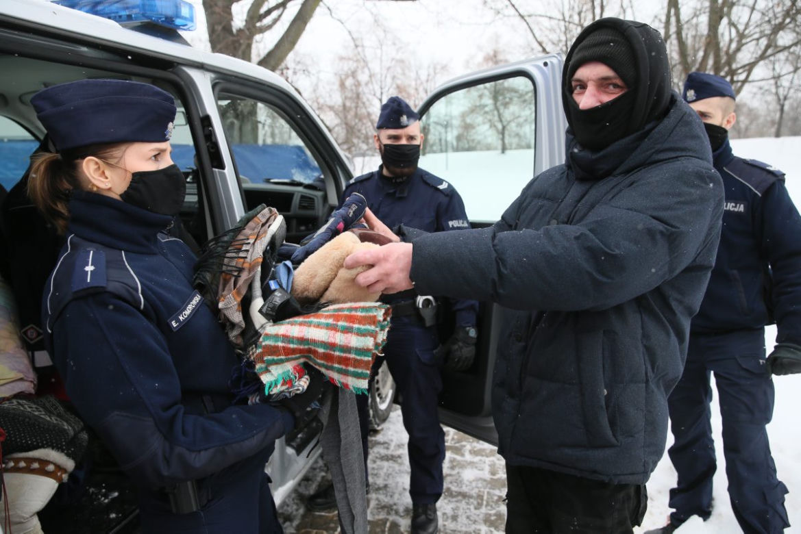 Policjanci ze Śródmieścia ubrali potrzebujących na zimę