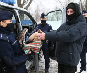 Policjanci ze Śródmieścia ubrali potrzebujących na zimę