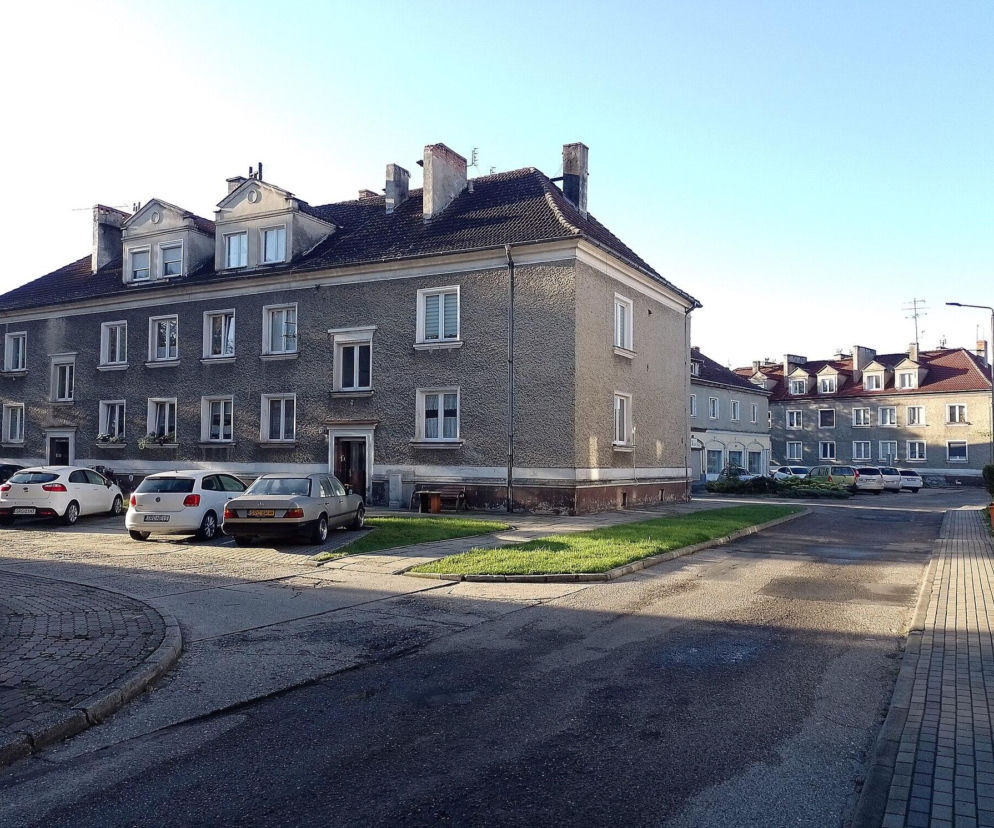 Dwuletnie budynki mieszkalne w Kuźni Raciborskiej i zaparkowane auta. O historii miasta przeczytasz na Eska Śląskie.