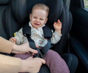 Dlaczego twoje dziecko płacze w foteliku samochodowym?