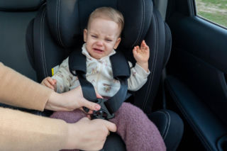 Dlaczego twoje dziecko płacze w foteliku samochodowym? Oto 7 możliwych przyczyn 