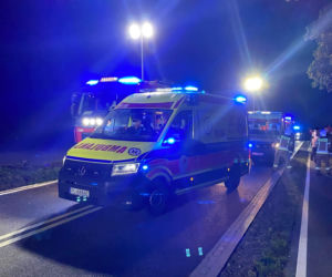 Pięć osób w szpitalu po wypadku koło Leszna. Dachowało BMW