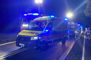 Pięć osób w szpitalu po wypadku koło Leszna. Dachowało BMW