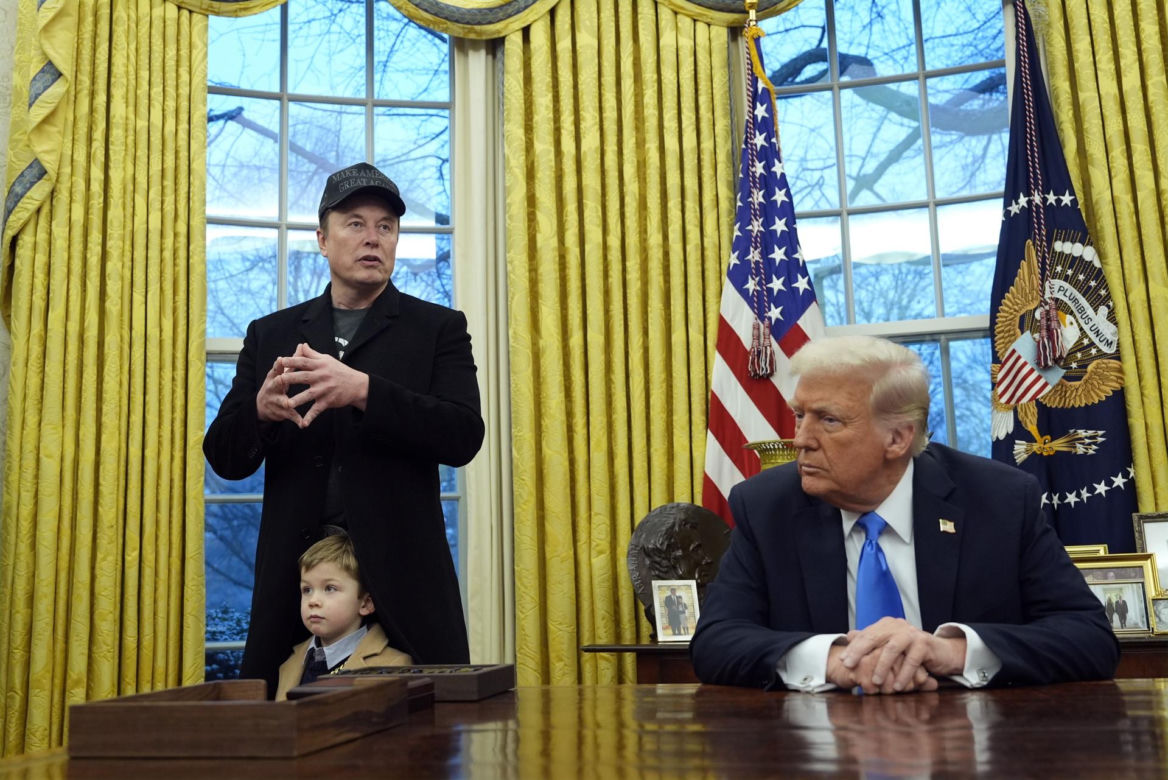 Elon Musk przychodzi z dzieckiem do pracy! Mina Trumpa jest bezcenna