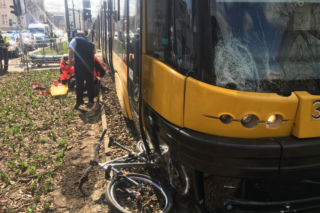 Poważny wypadek w Warszawie. Tramwaj HUKNĄŁ w rowerzystę. Trwa akcja służb [ZDJĘCIA]