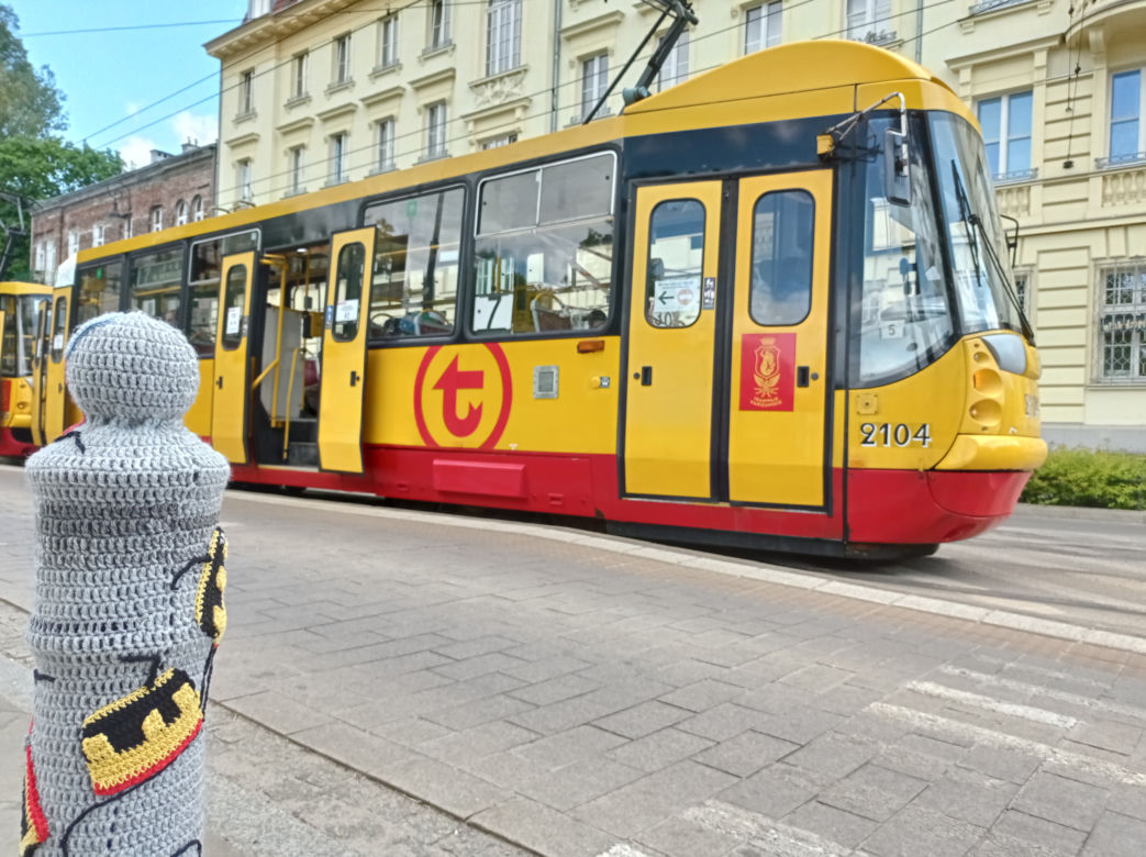 Słupki na Szmulkach dostały włóczkowe ubranka