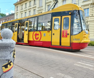 Słupki na Szmulkach dostały włóczkowe ubranka