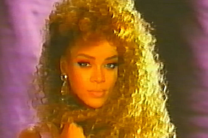 Rihanna gwiazdą lat 80. Nowa wersja hitu This Is What You Came For!