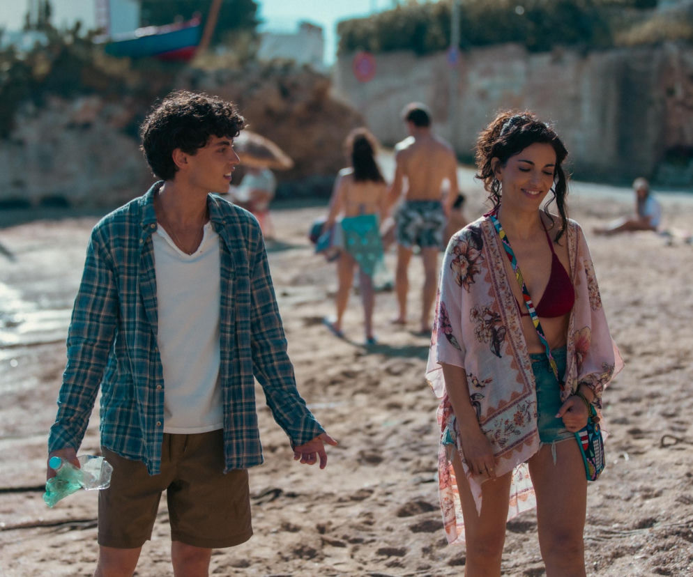 Giulia i Davide na słonecznej plaży w serialu Felicita. O losach bohaterów przeczytasz na Eska.