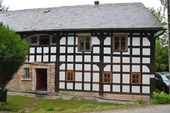 Przysłupowy dom w Twardocicach w czasie remontu