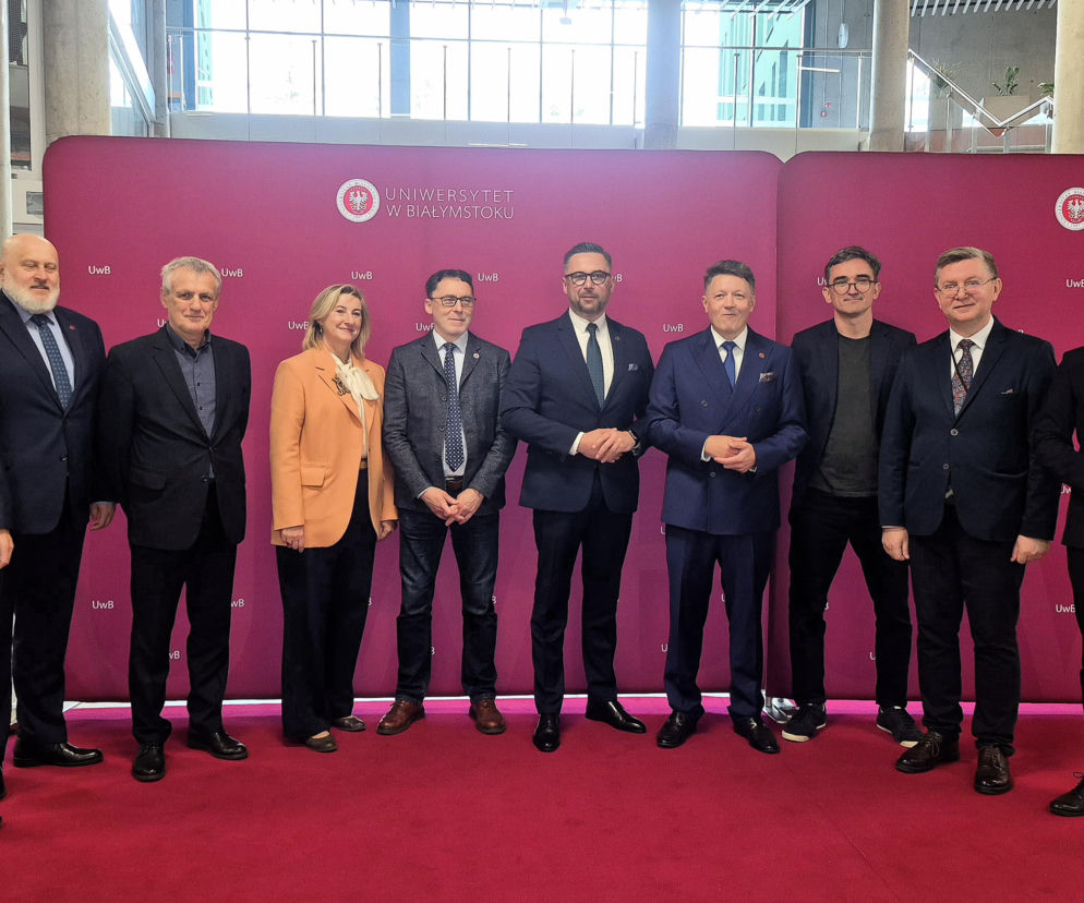 Grupa osób na otwarciu nowego gmachu UwB. O uroczystości na Uniwersytecie w Białymstoku przeczytasz na Eska Białystok.