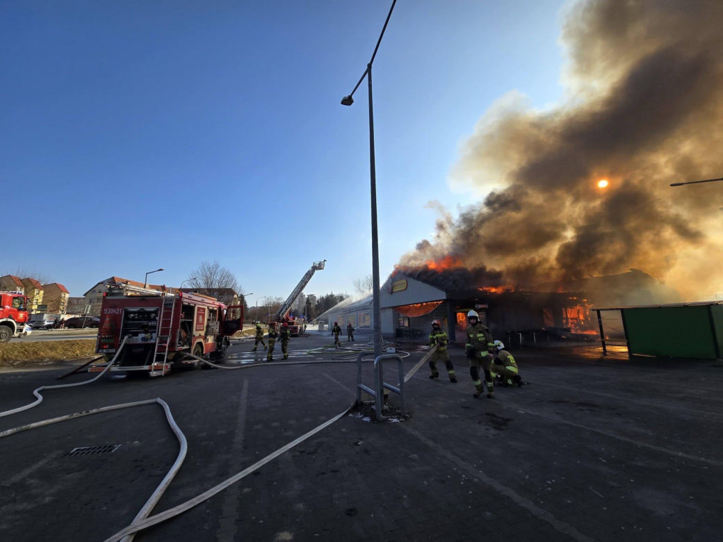 Ogromny pożar Biedronki na Dolnym Śląsku! Dach runął, są ranni strażacy
