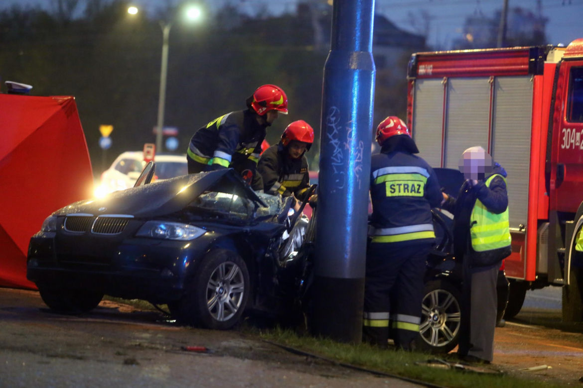 Kobieta w BMW rozbiła się na słupie