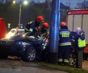 Kobieta w BMW rozbiła się na słupie