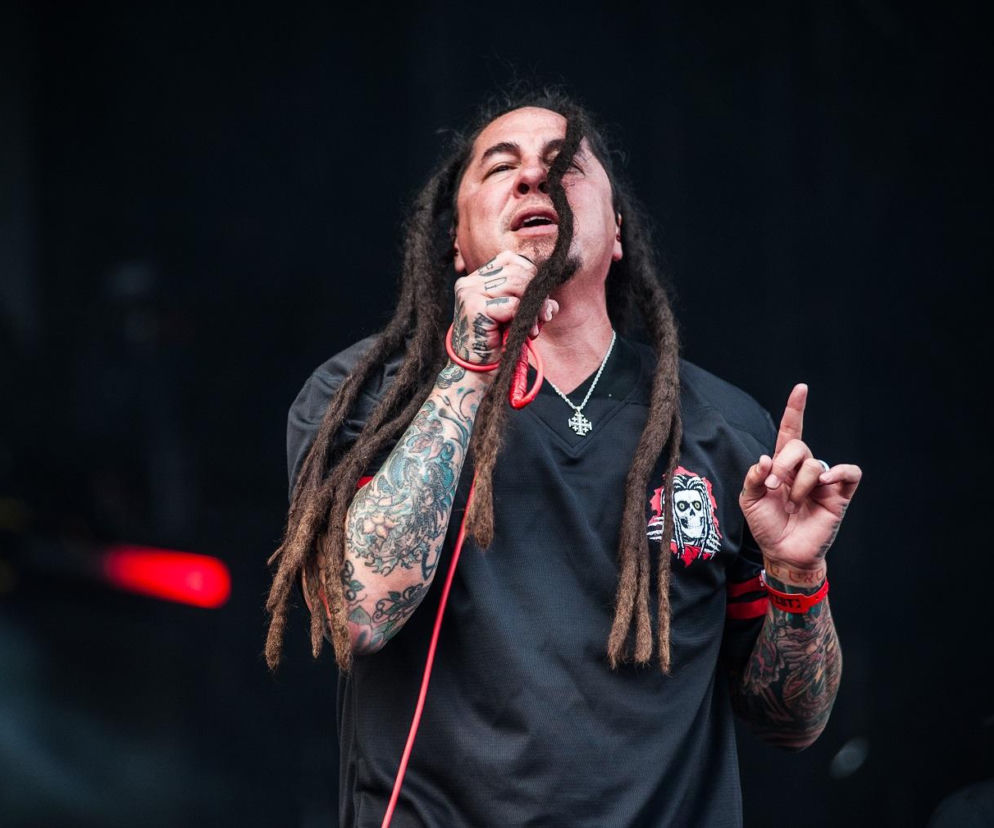 Wokalista P.O.D. Sonny Sandoval śpiewa do mikrofonu podczas koncertu. O jego wywiadzie przeczytasz na EskaRock.