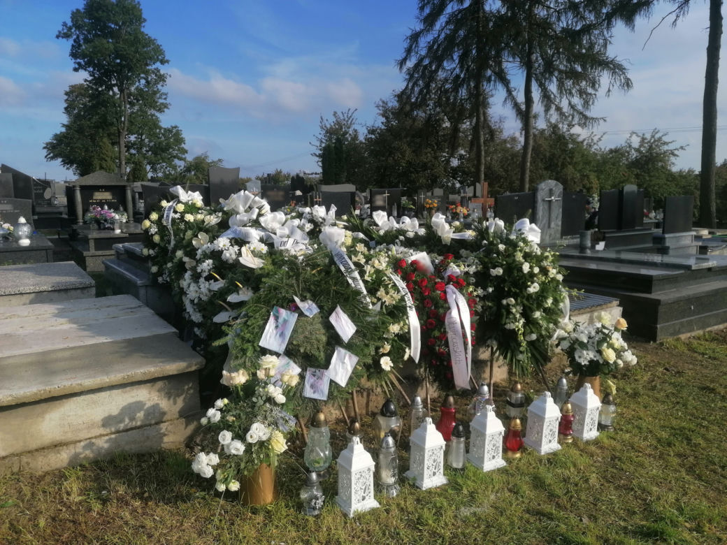 Morze białych róż na grobie 19-letniego Jakuba