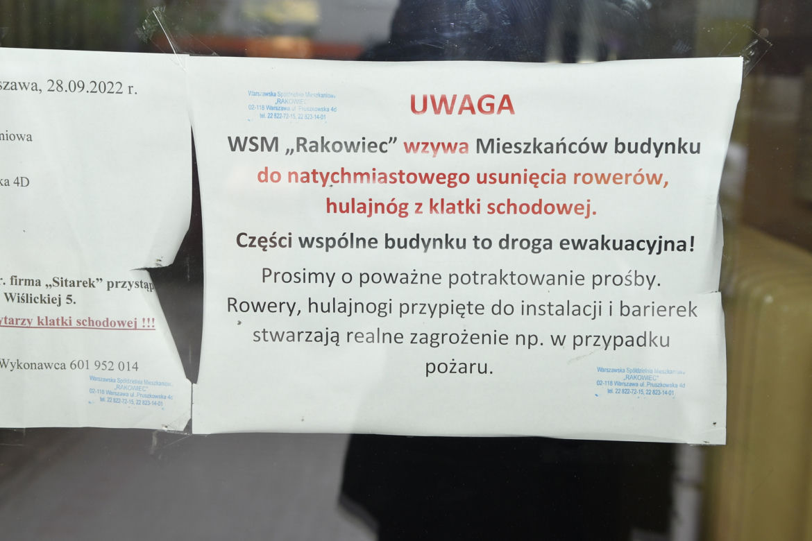 Warszawa. Mają usunąć z klatek wycieraczki, bo… stanowią zagrożenie pożarowe. „Niedługo każą wymontować nam drzwi, bo są z drewna!”